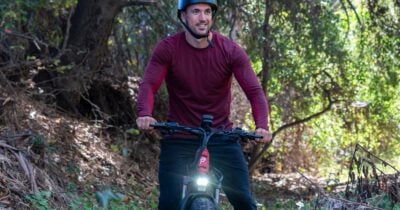 Model Riding Puckipuppy EBike Offroad