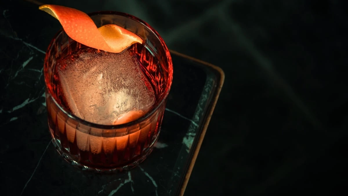 The Adult Man 9 Mixed Drinks Every Guy Must Try at Least Once Old Fashioned on Bar