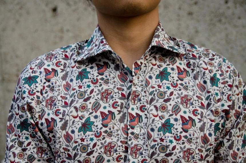 Close Up Of Model Wearing Apposta 100% Pure Cotton Poplin Floral - Collar