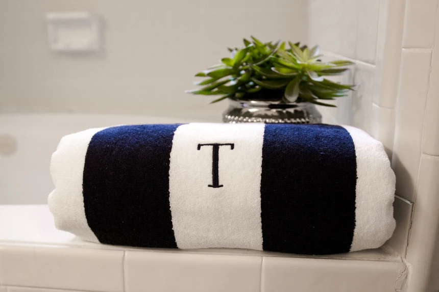 Luxor Linens Review (+ How to Keep Your Sheets Tight With the Bed Scrunchie) 66 Luxor Linens Anatalya Egyptian Cotton Resort Beach Towel next to bath folded