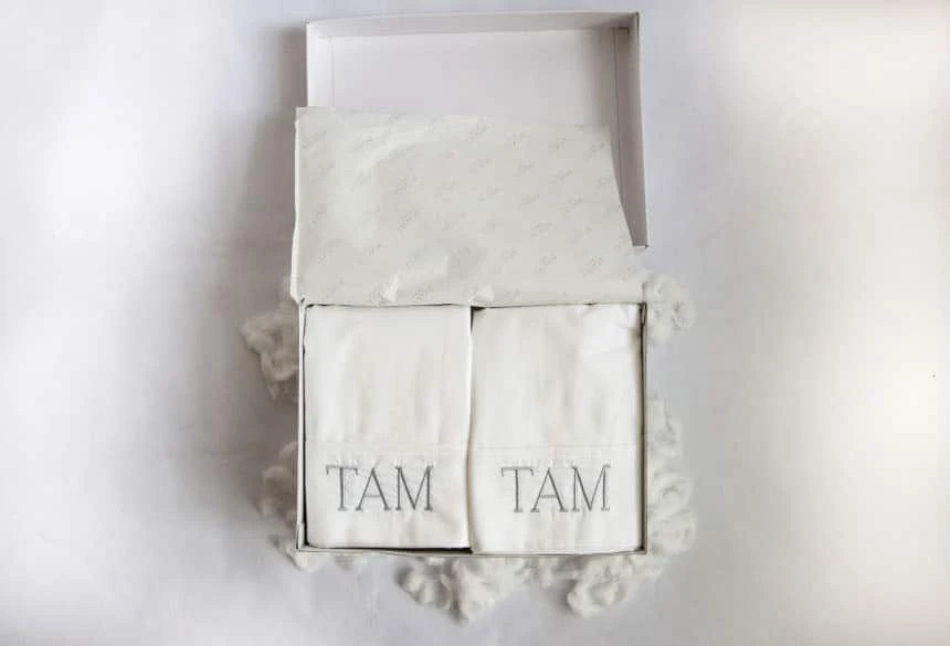 Luxor Linens Review (+ How to Keep Your Sheets Tight With the Bed Scrunchie) 58 Luxor Linens Valentino 1200 Thread Count Cotton Sheets unboxing lid open