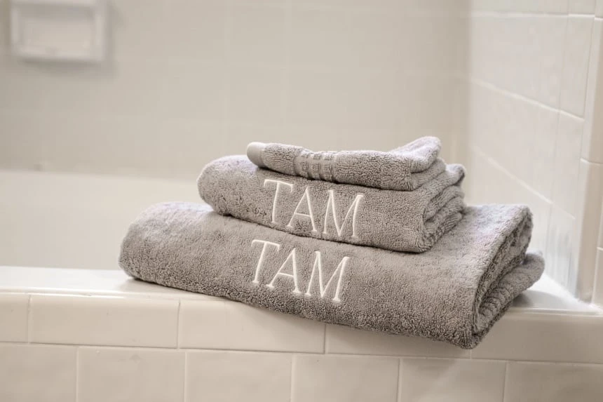 Luxor Linens Review (+ How to Keep Your Sheets Tight With the Bed Scrunchie) 62 Luxor Linens Valentino Luxe Egyptian Cotton Spa Towels folded next to bath