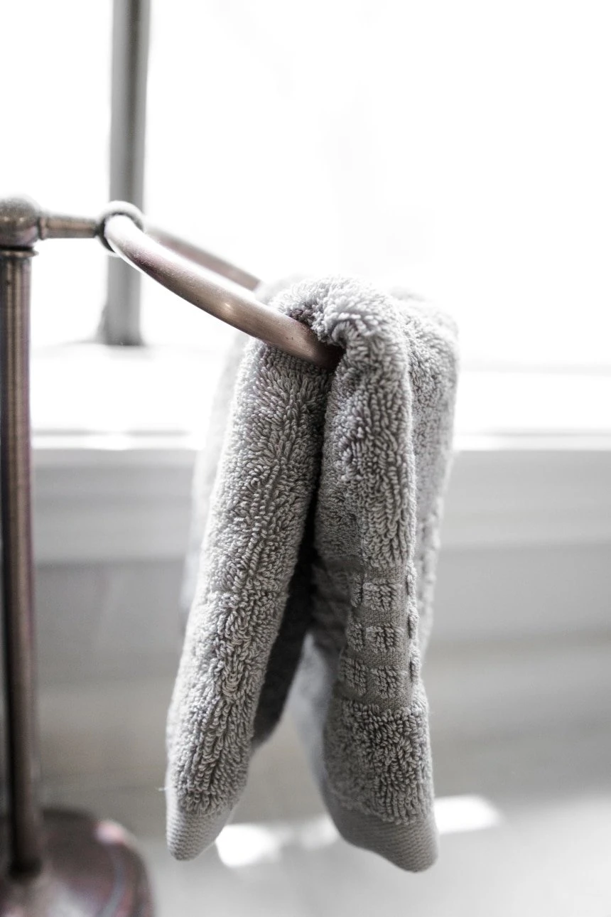 Luxor Linens Review (+ How to Keep Your Sheets Tight With the Bed Scrunchie) 64 Luxor Linens Valentino Luxe Egyptian Cotton Spa Towels hanging on rack side on