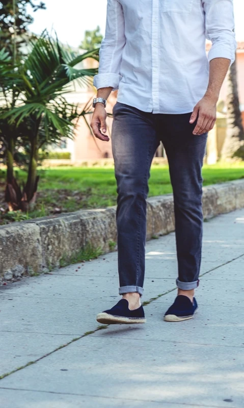 Man walking in Soludos 1