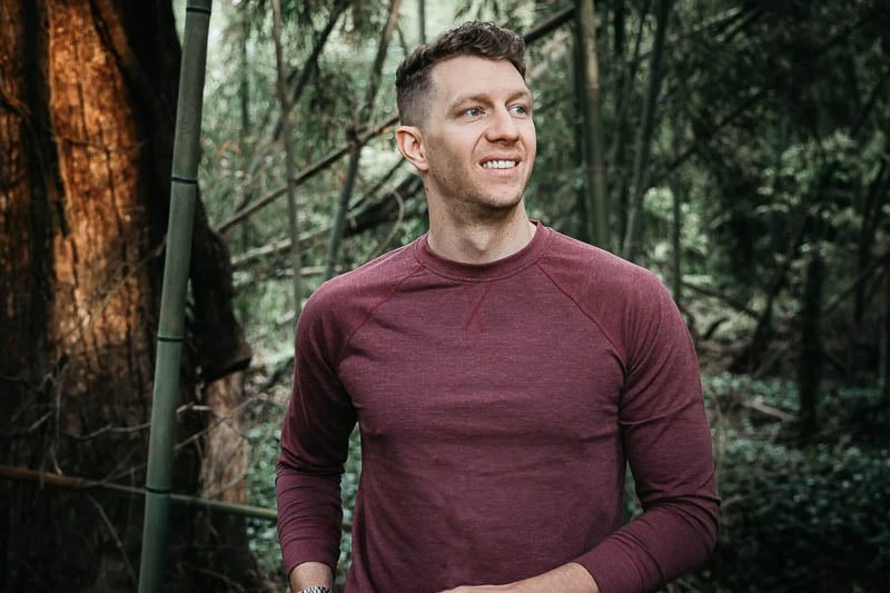 5 Best Raglan Shirts for Men: Got Boulder Shoulders? 32 Fresh Clean Tees Cali Pullover model smiling