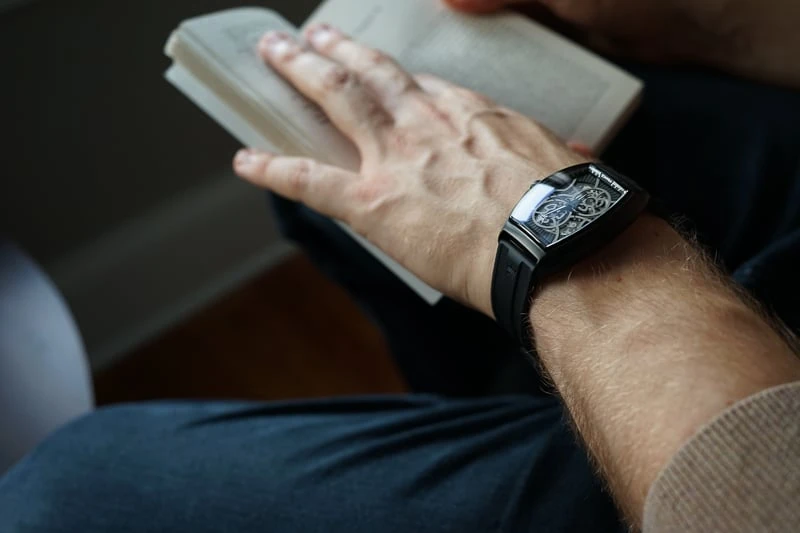 Hands-On: Yonger & Bresson Le SINGULIER Review 45 Man with Yonger Bresson Watch Reading
