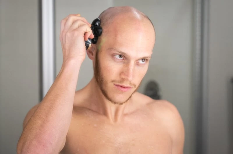Model using FlexSeries shaver