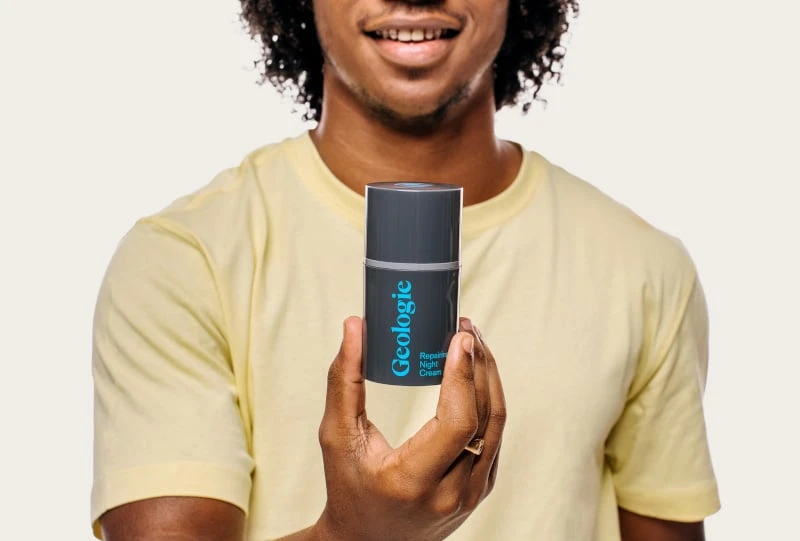Model Holding Geologie Retinol Night Cream