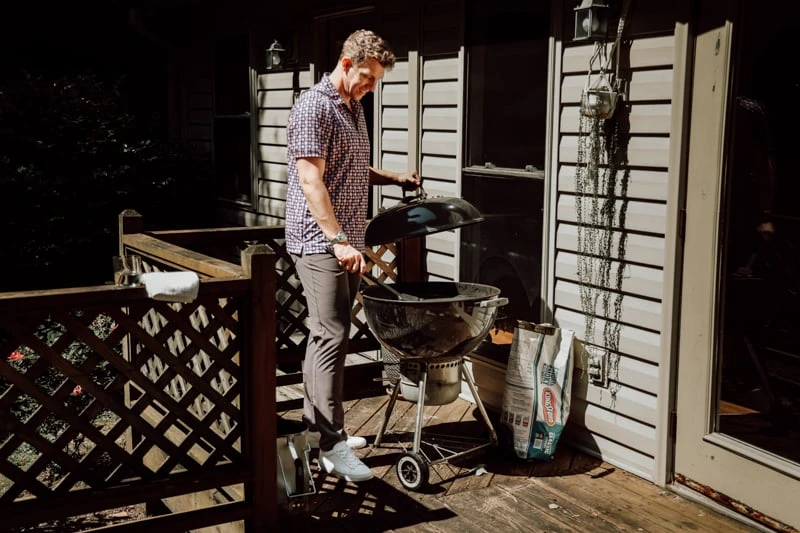 mizzen main model wearing summer polo and grilling