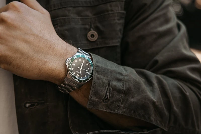 Vincero Argo close up with waxed jacket