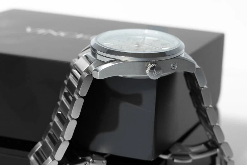 Vincero Reserve crown and bezel detail