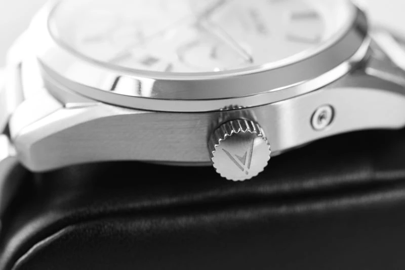 Vincero Reserve macro shot crown