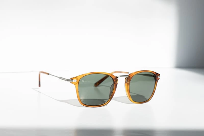 Vincero Sunglasses oliver on white background