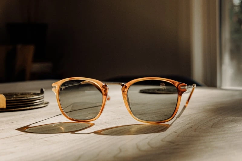 Vincero Sunglasses oliver on wood table lifestyle