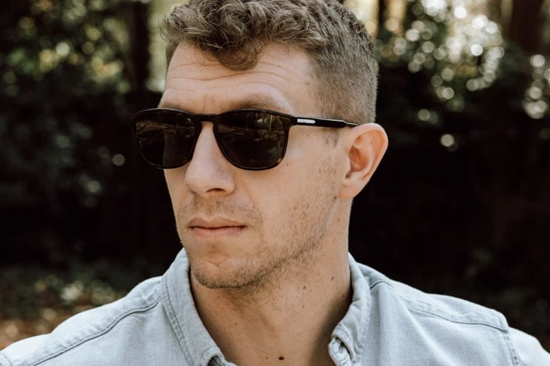 model wearing Vincero Sunglasses midway style