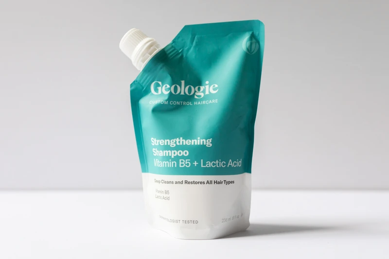 Geologie Strengthening Shampoo on white background
