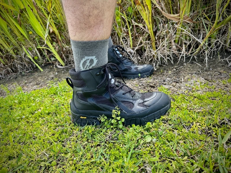 The Adult Man Paka Crew Socks With Hiking Boots 800